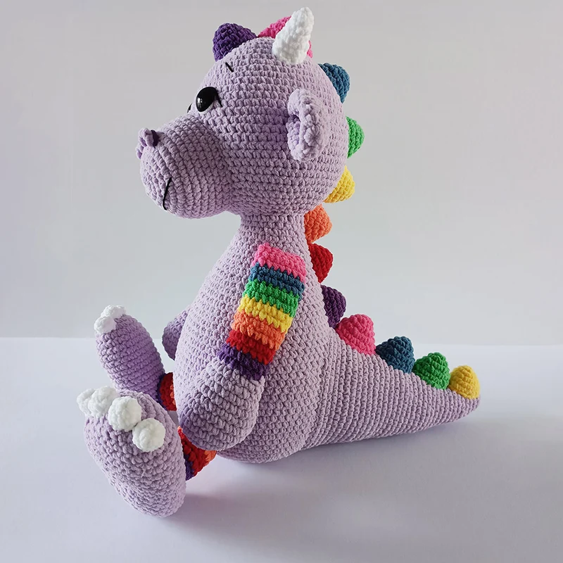 Häkelpaket für das Kuscheltier „Dummel, der kleine Drache“ aus Chunky Chenille – Sandra Bekx