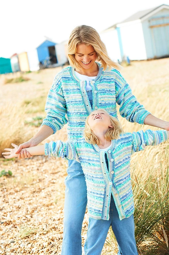 Strickanleitung Stylecraft You & Me DK Nr. 9825 Pullover und Jacken