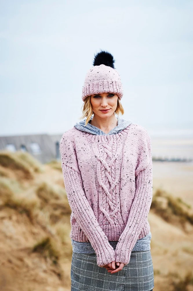 Strickanleitung Stylecraft Special „Aran With Wool“ Nr. 9555: Pullover, Rollkragenpullover und Mütze (digital)