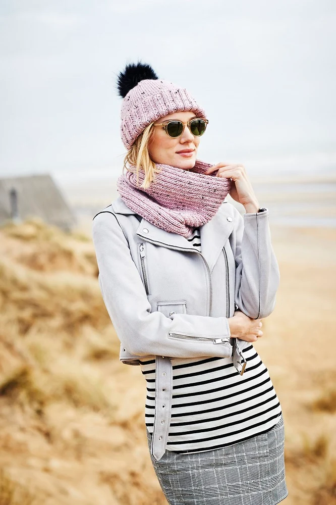 Strickanleitung Stylecraft Special „Aran With Wool“ Nr. 9555: Pullover, Rollkragenpullover und Mütze (digital)