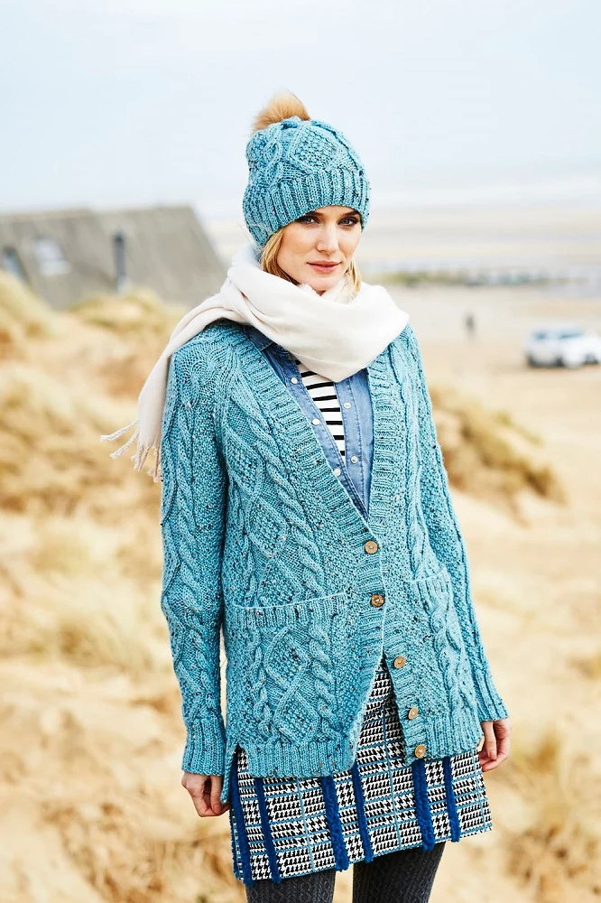 Strickanleitung Stylecraft Special „Aran With Wool“ Nr. 9554: Jacke, Schal und Mütze