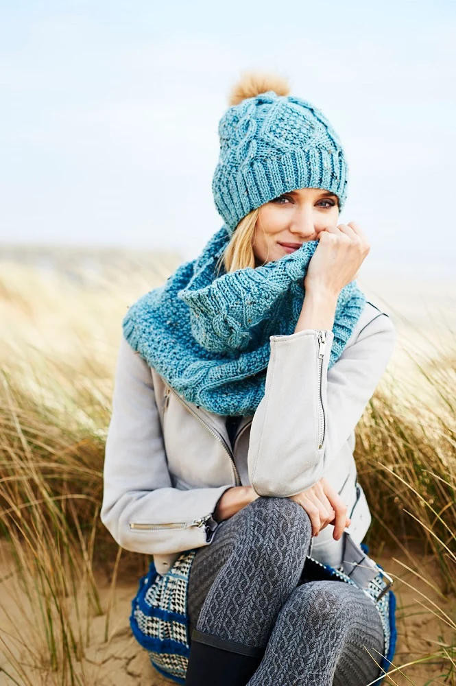 Strickanleitung Stylecraft Special „Aran With Wool“ Nr. 9554: Jacke, Schal und Mütze