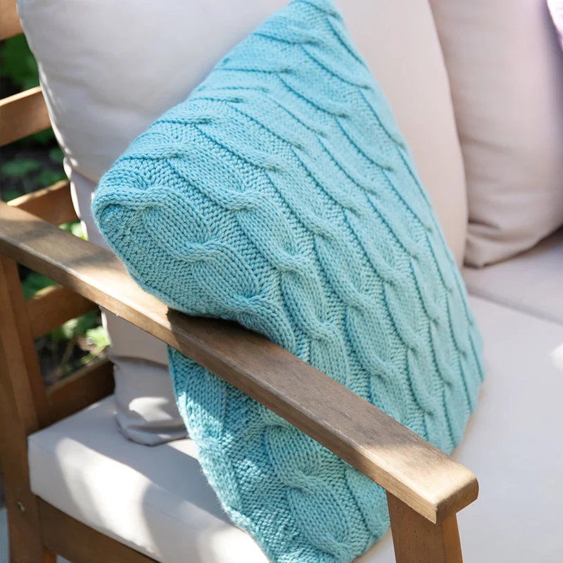 Strickpaket für ein gestricktes Kabelkissen