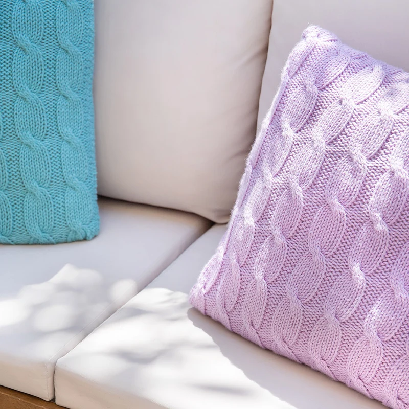 Strickpaket für ein gestricktes Kabelkissen