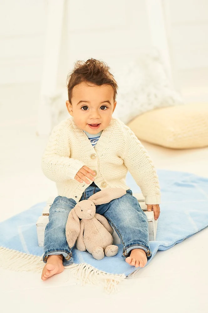 Strickanleitung Stylecraft Bambino DK Nr. 9760 Baby-Zopfmuster-Strickjacken (digital)