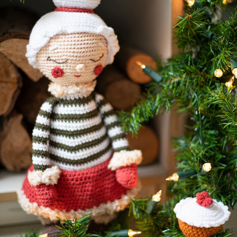 Weihnachtsfrau mit Törtchen – Häkelpaket