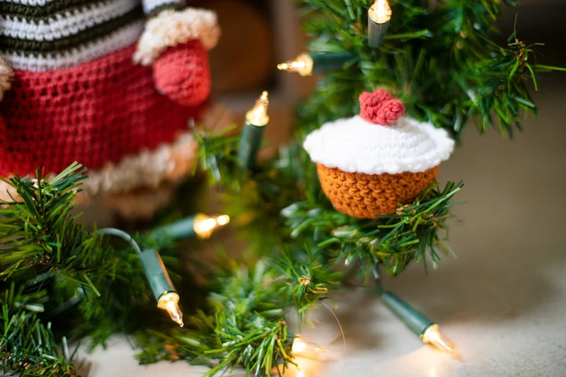 Weihnachtsfrau mit Törtchen – Häkelpaket