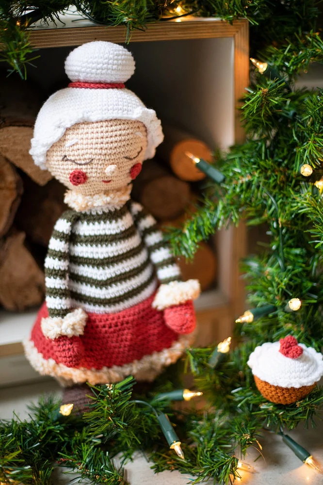 Weihnachtsfrau mit Törtchen – Häkelpaket