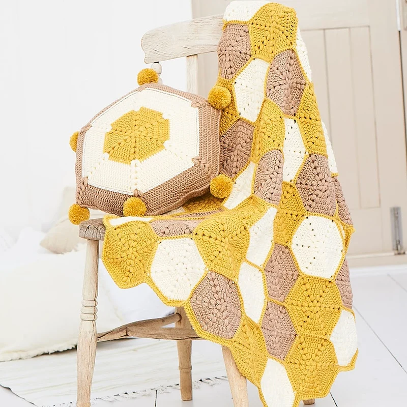 Häkelanleitung Stylecraft Bellissima DK Nr. 9614 – Decke und Kissen im Wabenmuster (digital)