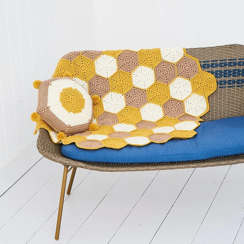 Häkelanleitung Stylecraft Bellissima DK Nr. 9614 – Decke und Kissen im Wabenmuster (digital)