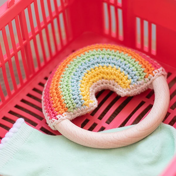 Wollplatz Regenbogen-Beißring-Häkelpaket