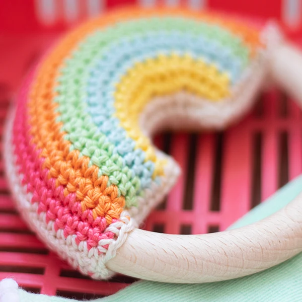 Wollplatz Regenbogen-Beißring-Häkelpaket
