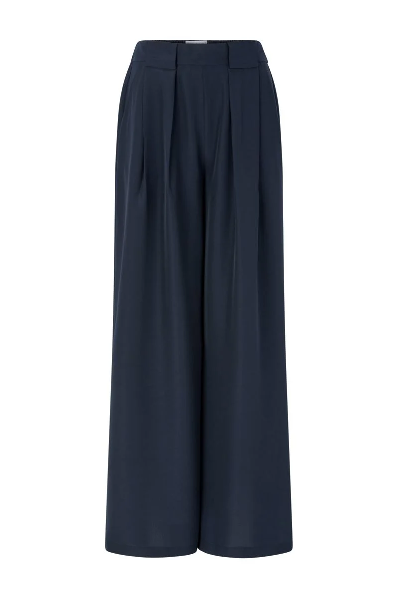 Wide pants with pleats