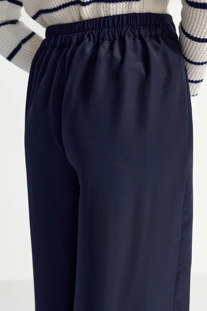 Wide pants with pleats