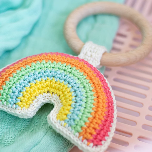 Wollplatz Regenbogen-Rassel-Häkelpaket