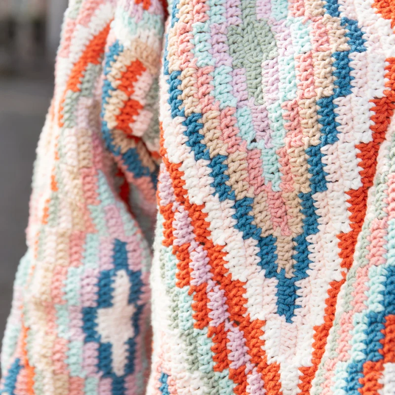 Häkelpaket für einen farbenfrohen Pullover mit V-Ausschnitt