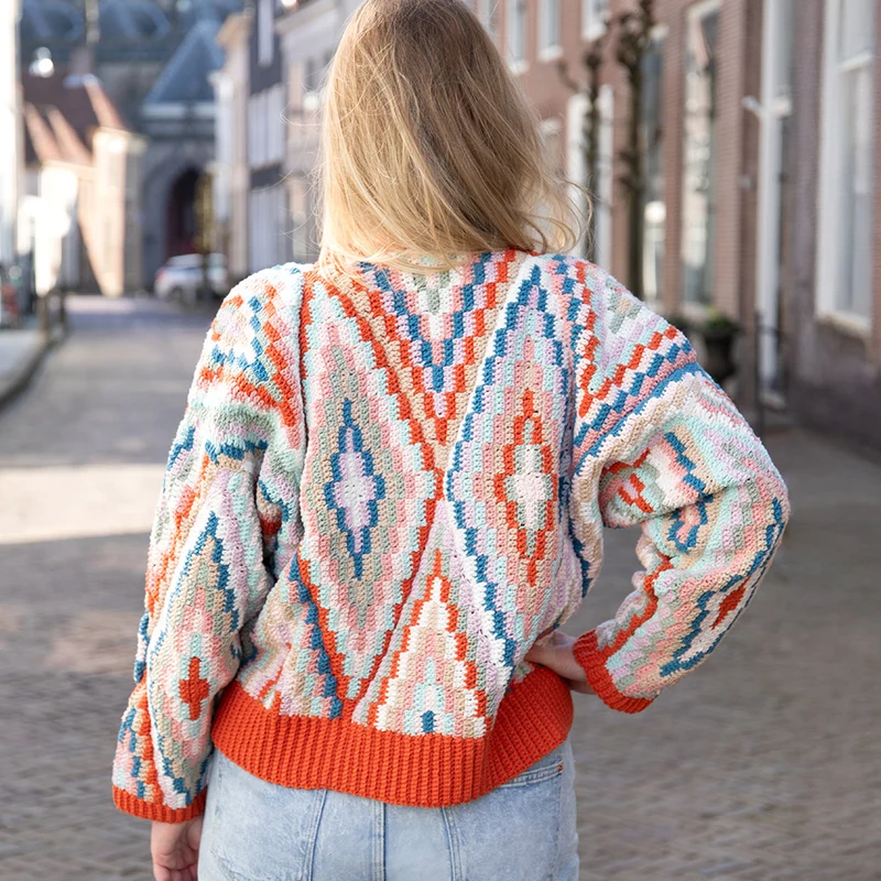 Häkelpaket für einen farbenfrohen Pullover mit V-Ausschnitt