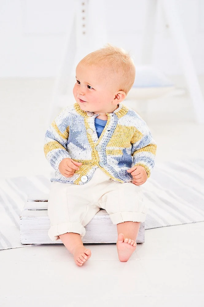 Strickanleitung Stylecraft Bambino Prints DK Nr. 9745 Baby-Pullover und -Jacke