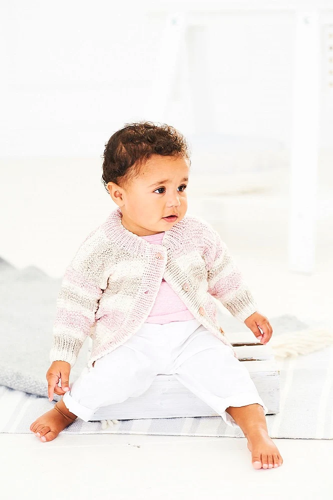 Strickanleitung Stylecraft Bambino Prints DK Nr. 9744 Baby-Pullover und -Jacke (digital)