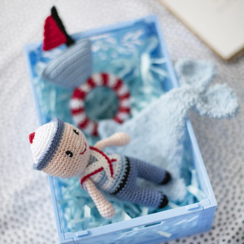 Häkelpaket für eine kleine Matrosenfigur