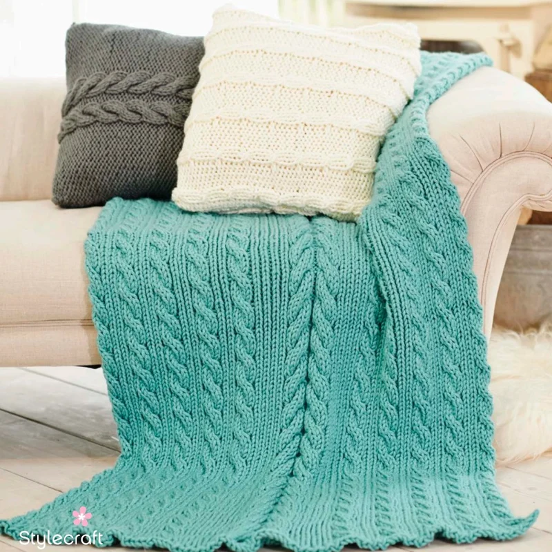 Strickanleitung Stylecraft Special XL Super Chunky Nr. 9226: Zopfmuster-Decke und Kissen