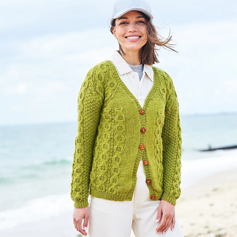 Stylecraft-Strickanleitung „Relove“ – Strickjacken mit V-Ausschnitt und Rundhalsausschnitt (2 Modelle)