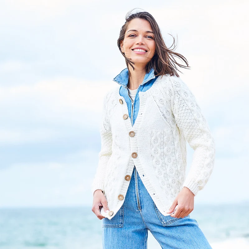 Stylecraft-Strickanleitung „Relove“ – Strickjacken mit V-Ausschnitt und Rundhalsausschnitt (2 Modelle)
