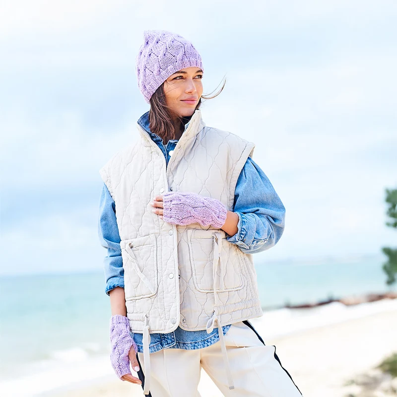 Stylecraft-Strickanleitung „Relove Rope Cable Slouch Hat and Wristwarmers“ (4 Designs)