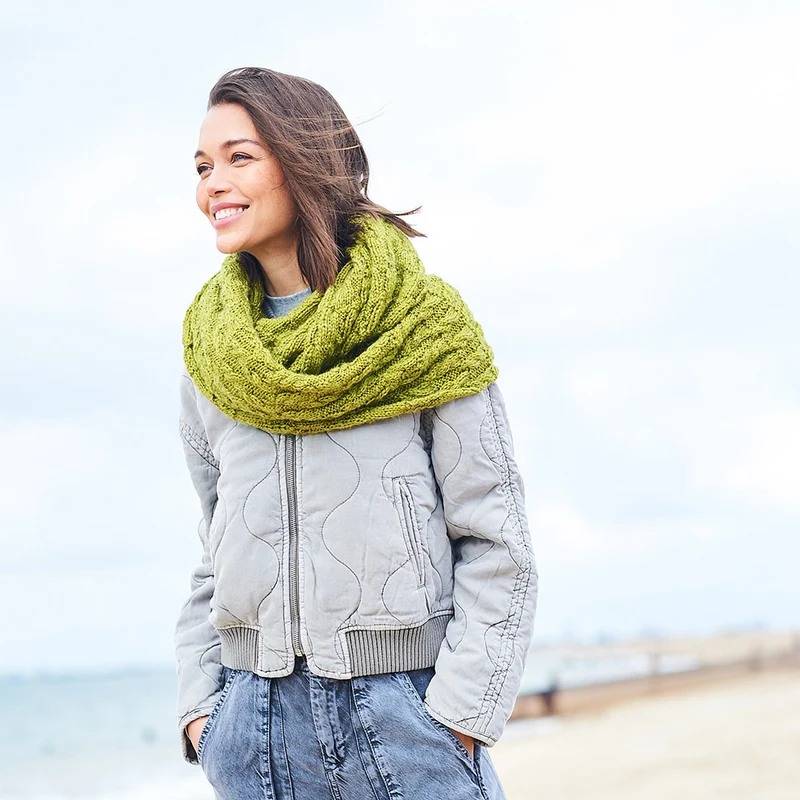Stylecraft-Strickanleitung „Relove Rope Cable Slouch Hat and Wristwarmers“ (4 Designs)