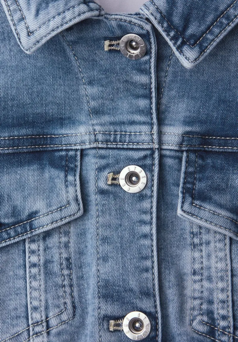 Jeansjacke mit Brusttaschen und Knöpfen
