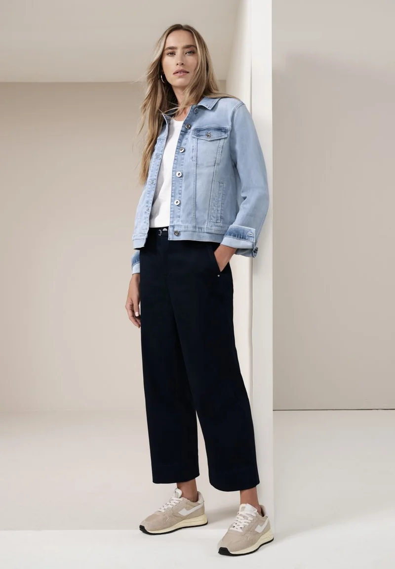 Jeansjacke mit Brusttaschen und Knöpfen