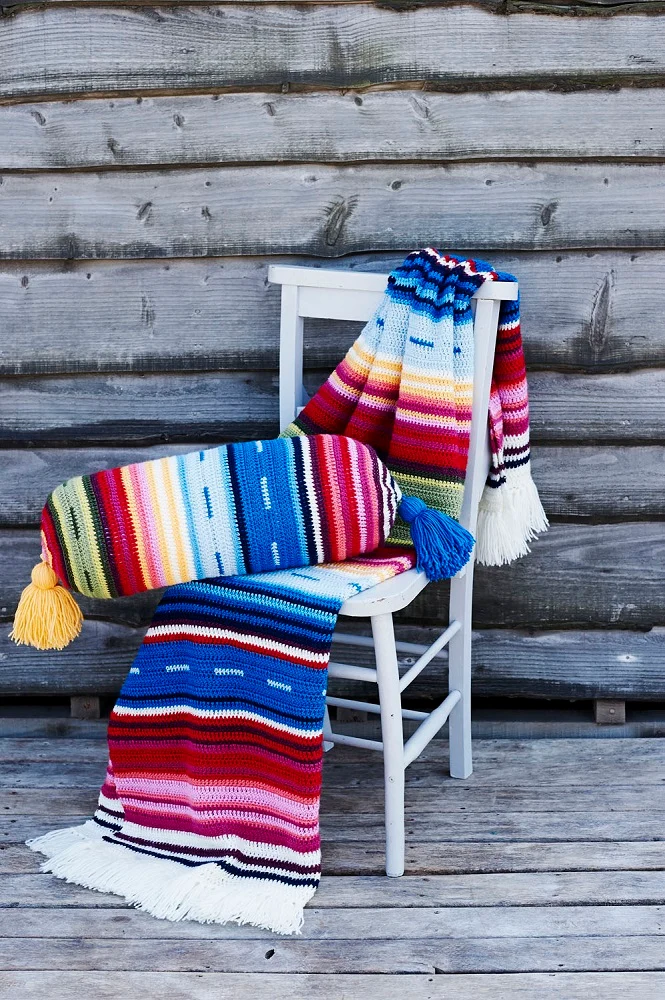 Häkelanleitung Stylecraft Life DK Nr. 9436 Decke und Rollkissen