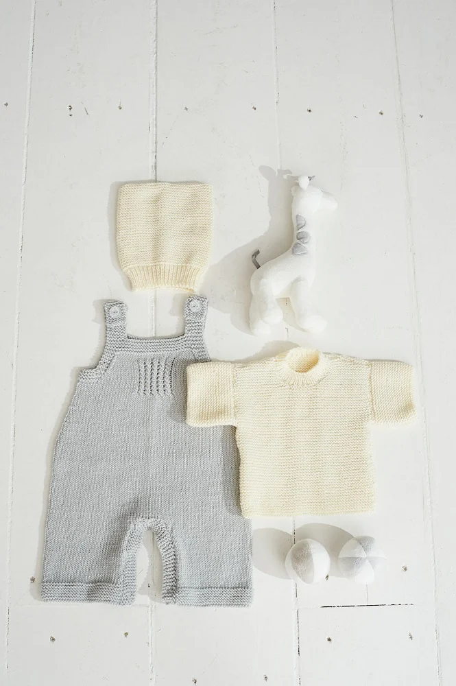 Strickanleitung Stylecraft Bambino DK Nr. 9498: Latzhose, Shirt und Mütze