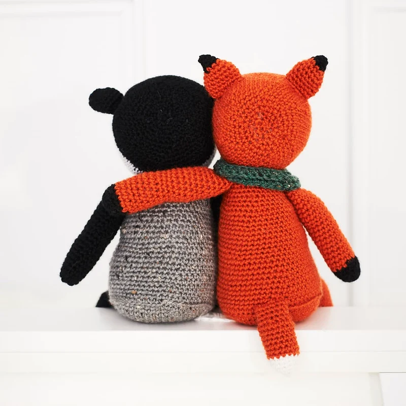 Häkelanleitung Stylecraft Life DK Nr. 9665 Fuchs und Dachs (digital)