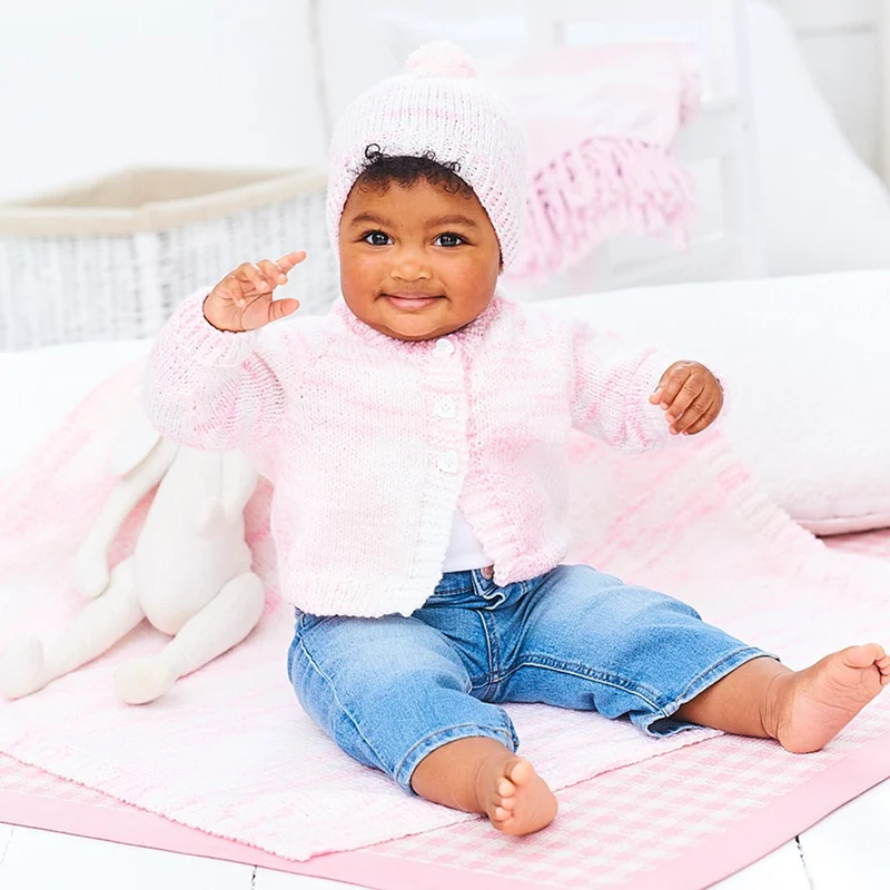 Strickanleitung „Stylecraft Sweet Dreams“ – Baby-Strickjacke, Mütze und Decke