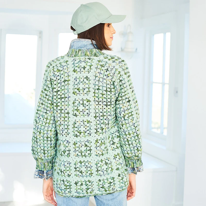 Stylecraft 10051 Häkel-Cardigan mit Sechsecken aus den Garnen „Batik Elements Swirl DK“ und „Life DK“