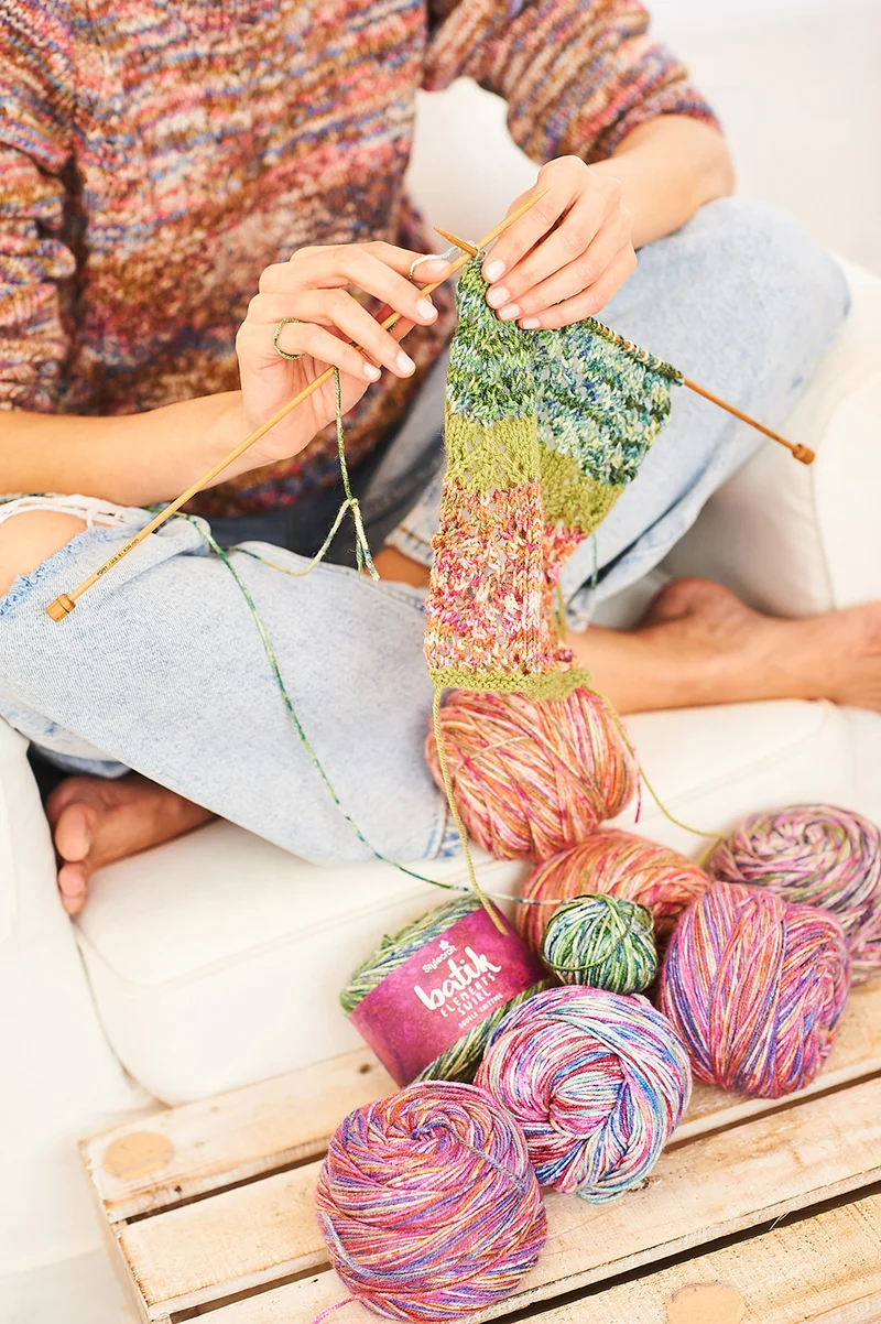 Stylecraft Strickjacke & Tanktop aus „Batik Elements Swirl DK“