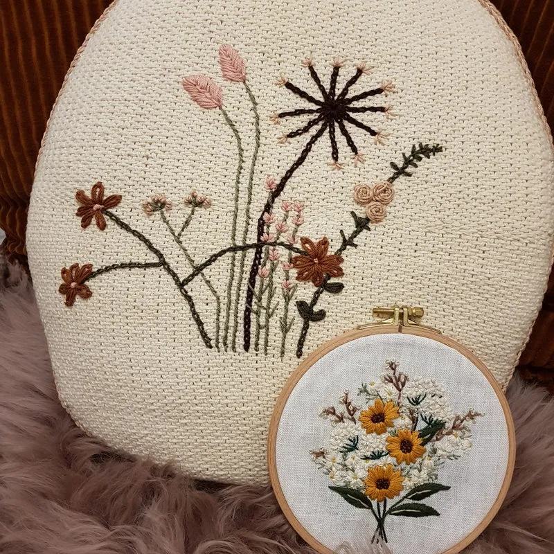 Strickanleitung „Kissen mit gestickten Blumen“ (digital)