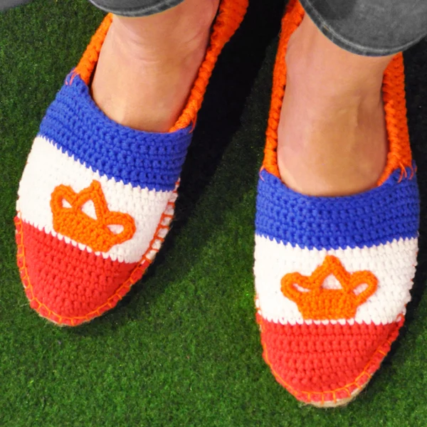 Häkelanleitung für orangefarbene Espadrilles