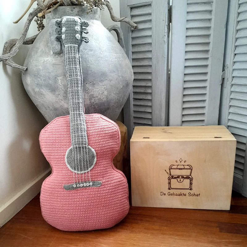 Zierkissen „Gitarre – Da steckt Musik drin“ – Häkelanleitung (Entwerfen & Gewinnen) (digital)