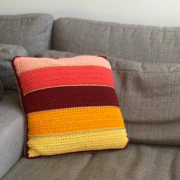 Häkelanleitung für das Kissen „Burgundy Stripes“