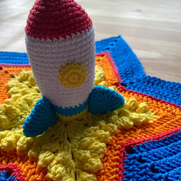 Häkelanleitung für ein Kuscheltuch „Rakete“ (digital)