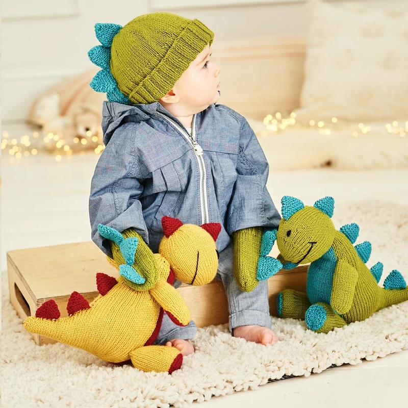 Strickanleitung Stylecraft Bellissima DK Nr. 9853 „Danny der Dinosaurier“, Mütze und Fäustlinge (digital)
