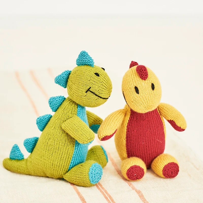 Strickanleitung Stylecraft Bellissima DK Nr. 9853 „Danny der Dinosaurier“, Mütze und Fäustlinge (digital)