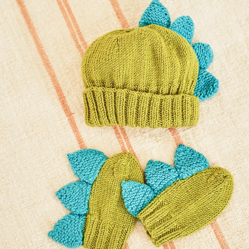 Strickanleitung Stylecraft Bellissima DK Nr. 9853 „Danny der Dinosaurier“, Mütze und Fäustlinge (digital)
