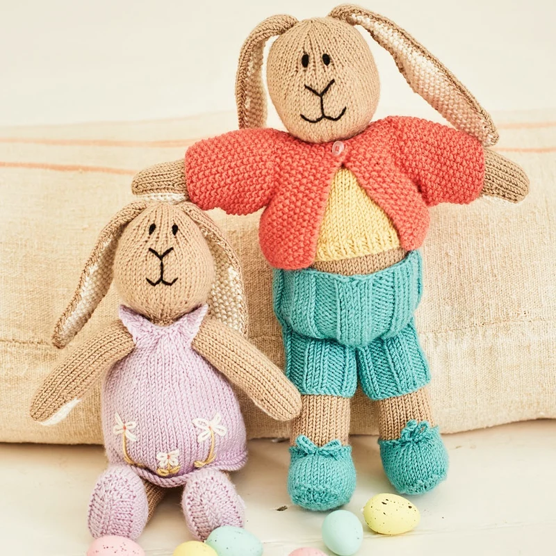 Strickanleitung Stylecraft Bellissima DK Nr. 9855 Bertie & Bettie: Hase und Jacke (digital)