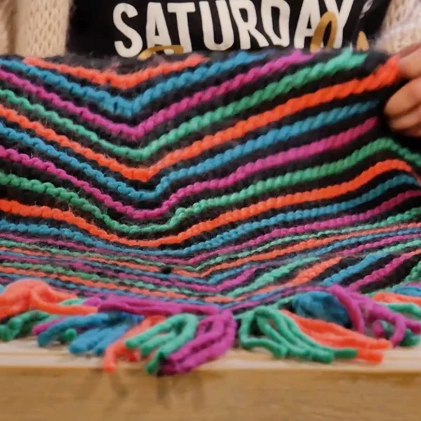 Strickanleitung für ein Super Chunky-Umschlagtuch für Kinder