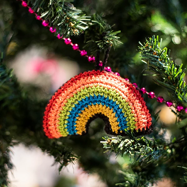 Häkelanleitung für einen Regenbogen-Weihnachtsbaumschmuck