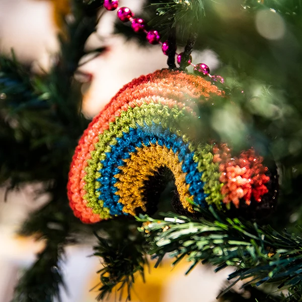 Häkelanleitung für einen Regenbogen-Weihnachtsbaumschmuck