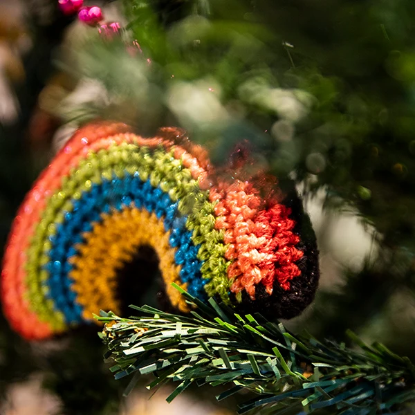 Häkelanleitung für einen Regenbogen-Weihnachtsbaumschmuck